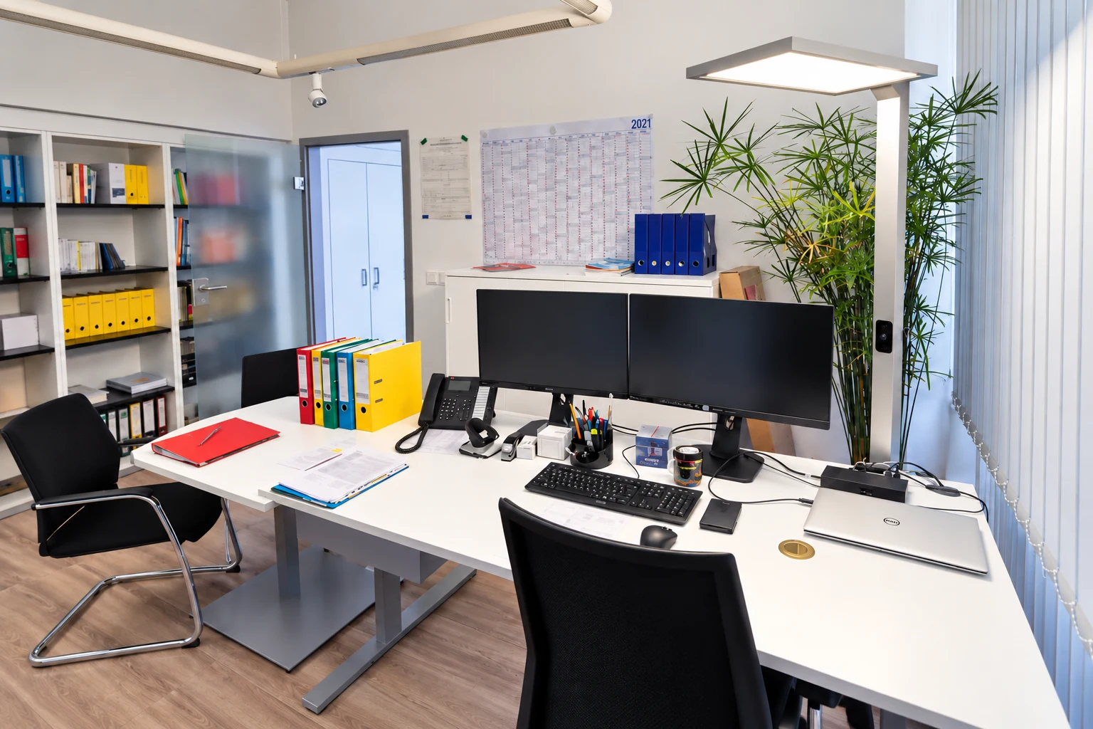 Arbeitsplatz mit mehreren Bildschirmen